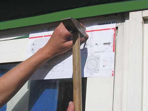 Пример установки дверного доводчика